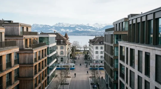 Panorama einer Schweizer Grossstadt mit modernen Wohngebäuden und Alpenpanorama im Hintergrund